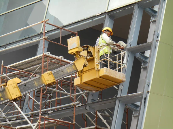 Selangor Malaysia February 2017年2月16日 建筑工人在建筑工地工作时使用移动起重机桶 工人自己对桶移动的控制 — 图库照片