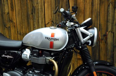SERDANG, MALAYSIA - 29 Temmuz 2017: Motosiklette Triumph motorsiklet logolarının çeşitli tasarımı. Bazı logolar sahibi tarafından yapılmış..  