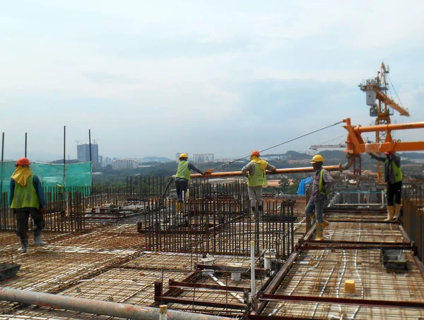 Johor Malaysia March 2017 Construction Workers Pouring Wet Concrete Using — Stock Photo, Image