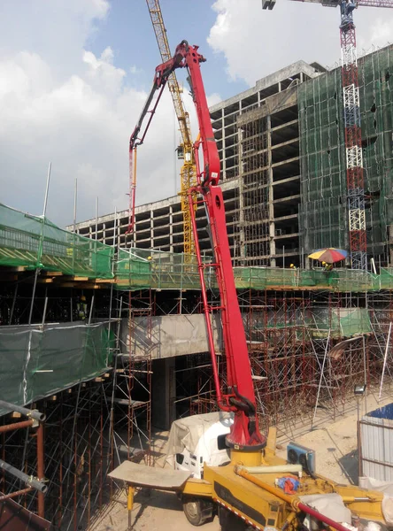 Johor Malaysia March 2017年3月4日 建筑工人将混凝土软管从混凝土抽水机灌入建筑工地的楼板模板 — 图库照片