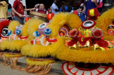 SEREMBAN, MALAYSIA - 2 Şubat 2017: Çin aslan maskesi veya aslan kafası Çin Yeni Yıl Festivali sırasında Seremban, Malezya 'da aslan dansı yaptı. Güzel & Renkli. 