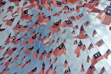 SELANGOR, MALAYSIA -31 AĞUSTOS 2017: Seçici odaklı küçük boy Malezya bayrağı rüzgarlı havada büyük miktarlarda. 