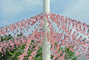 SELANGOR, MALAYSIA -31 AĞUSTOS 2017: Seçici odaklı küçük boy Malezya bayrağı rüzgarlı havada büyük miktarlarda. 