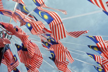 SELANGOR, MALAYSIA -31 AĞUSTOS 2017: Seçici odaklı küçük boy Malezya bayrağı rüzgarlı havada büyük miktarlarda. 