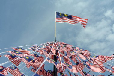 SELANGOR, MALAYSIA -31 AĞUSTOS 2017: Seçici odaklı küçük boy Malezya bayrağı rüzgarlı havada büyük miktarlarda. 