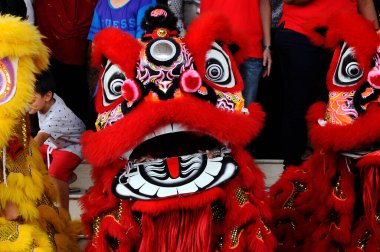 SEREMBAN, MALAYSIA - 2 Şubat 2017: Çin Yeni Yıl Festivali sırasında Seremban, Malezya 'da aslan dansı gösterisi. Geçmişten beri Çin 'in geleneksel ve kültürel dansıydı.. 