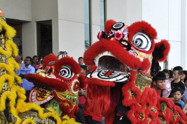 SEREMBAN, MALAYSIA - 2 Şubat 2017: Çin Yeni Yıl Festivali sırasında Seremban, Malezya 'da aslan dansı gösterisi. Geçmişten beri Çin 'in geleneksel ve kültürel dansıydı.. 