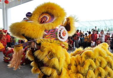 SEREMBAN, MALAYSIA - 2 Şubat 2017: Çin Yeni Yıl Festivali sırasında Seremban, Malezya 'da aslan dansı gösterisi. Geçmişten beri Çin 'in geleneksel ve kültürel dansıydı.. 