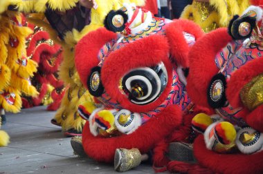 SEREMBAN, MALAYSIA - 2 Şubat 2017: Çin Yeni Yıl Festivali sırasında Seremban, Malezya 'da aslan dansı gösterisi. Geçmişten beri Çin 'in geleneksel ve kültürel dansıydı.. 