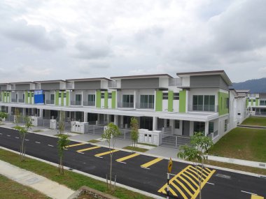 SEREMBAN, MALAYSIA - 08 Temmuz 2017: Malezya 'da çift katlı lüks teras evi cephesi 