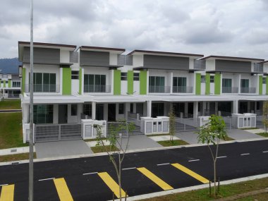 SEREMBAN, MALAYSIA - 08 Temmuz 2017: Malezya 'da çift katlı lüks teras evi cephesi 