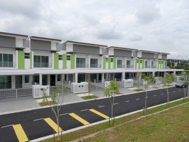 SEREMBAN, MALAYSIA - 08 Temmuz 2017: Malezya 'da çift katlı lüks teras evi cephesi 