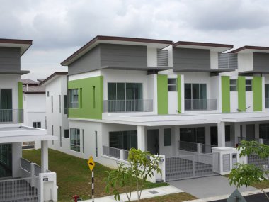 SEREMBAN, MALAYSIA - 08 Temmuz 2017: Malezya 'da çift katlı lüks teras evi cephesi 