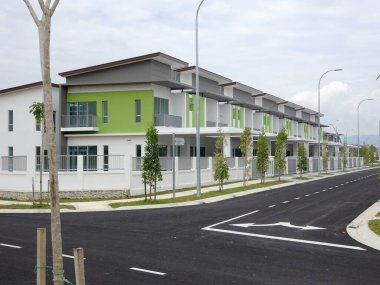 SEREMBAN, MALAYSIA - 08 Temmuz 2017: Malezya 'da çift katlı lüks teras evi cephesi 