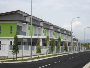 SEREMBAN, MALAYSIA - 08 Temmuz 2017: Malezya 'da çift katlı lüks teras evi cephesi 