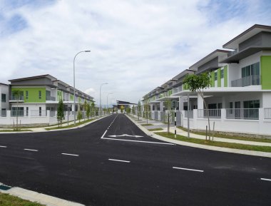 SEREMBAN, MALAYSIA - 08 Temmuz 2017: Malezya 'da çift katlı lüks teras evi cephesi 