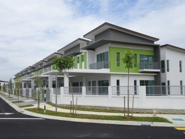 SEREMBAN, MALAYSIA - 08 Temmuz 2017: Malezya 'da çift katlı lüks teras evi cephesi 