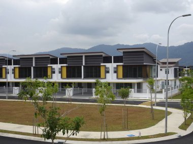 SEREMBAN, MALAYSIA - 08 Temmuz 2017: Malezya 'da çift katlı lüks teras evi cephesi 