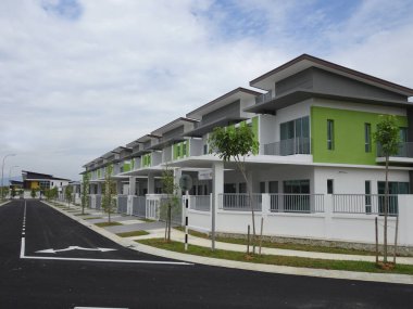 SEREMBAN, MALAYSIA - 08 Temmuz 2017: Malezya 'da çift katlı lüks teras evi cephesi 
