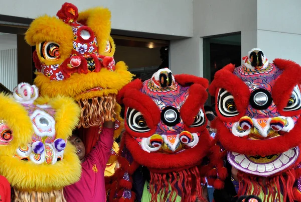 SEREMBAN, MALAYSIA - 2 Şubat 2017: Çin Yeni Yıl Festivali sırasında Seremban, Malezya 'da aslan dansı gösterisi. Geçmişten beri Çin 'in geleneksel ve kültürel dansıydı.. 