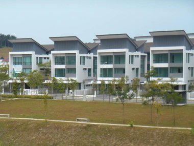SEREMBAN, MALAYSIA - 08 Temmuz 2017: Malezya 'da çift katlı lüks teras evi cephesi 