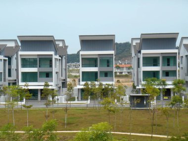 SEREMBAN, MALAYSIA - 08 Temmuz 2017: Malezya 'da çift katlı lüks teras evi cephesi 