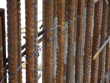 SEREMBAN, MALAYSIA -AĞUSTOS 05, 2017: İnşaat alanındaki betonun güçlendirilmesinde kullanılan çelik takviye çubuğu. Küçük kablolar kullanılarak birbirine bağlanmış..   