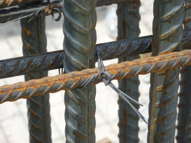 SEREMBAN, MALAYSIA -AĞUSTOS 05, 2017: İnşaat alanındaki betonun güçlendirilmesinde kullanılan çelik takviye çubuğu. Küçük kablolar kullanılarak birbirine bağlanmış..   