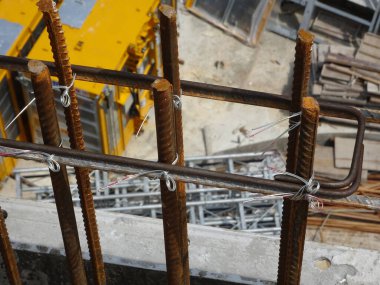 SEREMBAN, MALAYSIA -AĞUSTOS 05, 2017: İnşaat alanındaki betonun güçlendirilmesinde kullanılan çelik takviye çubuğu. Küçük kablolar kullanılarak birbirine bağlanmış..   