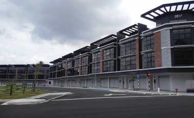 MAMBAU, MALAYSIA - Eylül 04, 2017: teras mağazası ön cephe. Dükkan hala kiracı olmadan boş.. 