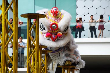 Seremban, Malezya - 2 Şubat 2017: Seremban, Malezya 'da düzenlenen Çin Yeni Yıl Festivali sırasında aslan dansı performansı. Geçmişten beri Çin 'in geleneksel ve kültürel dansıydı.. 