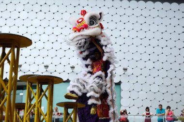 Seremban, Malezya - 2 Şubat 2017: Seremban, Malezya 'da düzenlenen Çin Yeni Yıl Festivali sırasında aslan dansı performansı. Geçmişten beri Çin 'in geleneksel ve kültürel dansıydı.. 
