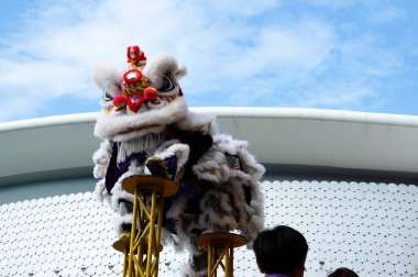 Seremban, Malezya - 2 Şubat 2017: Seremban, Malezya 'da düzenlenen Çin Yeni Yıl Festivali sırasında aslan dansı performansı. Geçmişten beri Çin 'in geleneksel ve kültürel dansıydı.. 