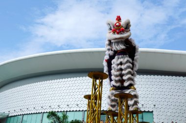 Seremban, Malezya - 2 Şubat 2017: Seremban, Malezya 'da düzenlenen Çin Yeni Yıl Festivali sırasında aslan dansı performansı. Geçmişten beri Çin 'in geleneksel ve kültürel dansıydı.. 