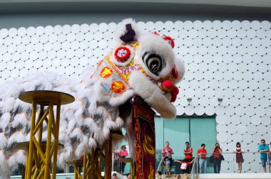 Seremban, Malezya - 2 Şubat 2017: Seremban, Malezya 'da düzenlenen Çin Yeni Yıl Festivali sırasında aslan dansı performansı. Geçmişten beri Çin 'in geleneksel ve kültürel dansıydı.. 