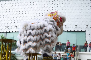 Seremban, Malezya - 2 Şubat 2017: Seremban, Malezya 'da düzenlenen Çin Yeni Yıl Festivali sırasında aslan dansı performansı. Geçmişten beri Çin 'in geleneksel ve kültürel dansıydı.. 