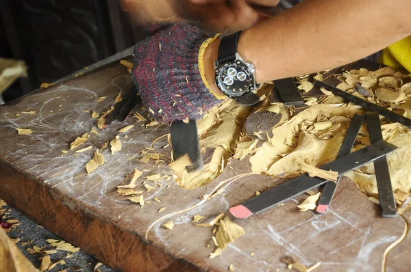 Putrajaya Malaysia Dezembro 2017 Homem Está Esculpindo Madeira Usando Ferramentas — Fotografia de Stock