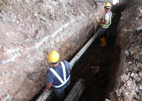 Selangor Malaysia May 2015 Construction Workers Working Excavated Trenches Install — Stock Photo, Image