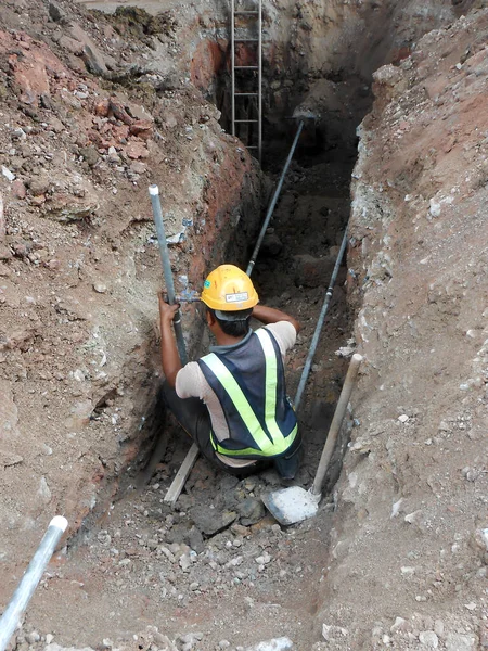 Selangor Malaysia May 2015 Construction Workers Working Excavated Tranches Установка — стоковое фото