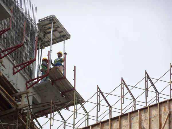 Kangar Malaisie Juillet 2017 Travailleurs Construction Travaillant Hauteur Sans Porter — Photo