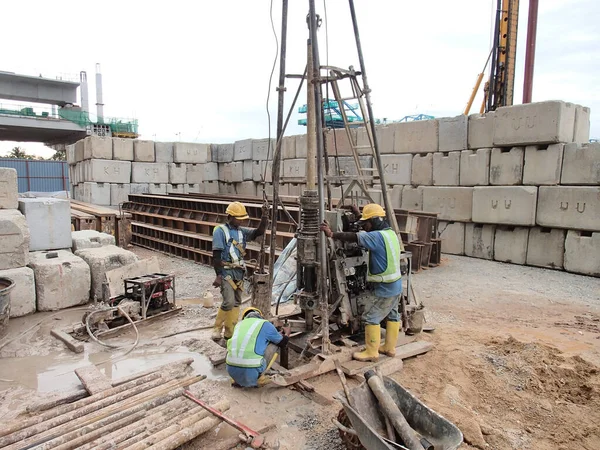 Malacca Malasia Febrero 2015 Trabajadores Construcción Que Manejan Máquina Investigación — Foto de Stock