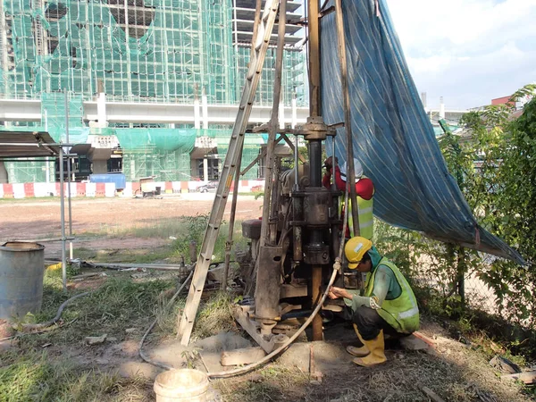 Malacca Malaysia February 2015 Construction Workers Handling Soil Investigation Machine — Stock Photo, Image