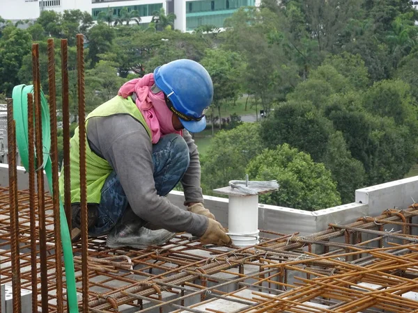クアラルンプール マレーシア 2017年3月14日 建設労働者は建設現場に床スラブ補強バーを設置し 製造しています 補強バーは小さなワイヤを使用して結合されます — ストック写真