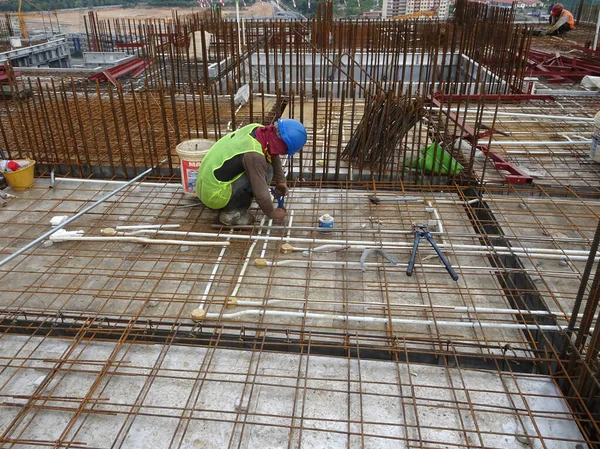 Kuala Lumpur Malaysia March 2017 建筑工人在建筑工地安装和制造楼板钢筋 钢筋用微小的金属丝绑在一起 — 图库照片