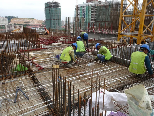 Kuala Lumpur Malaysia March 2017 Trabalhadores Construção Instalam Fabricam Barras — Fotografia de Stock