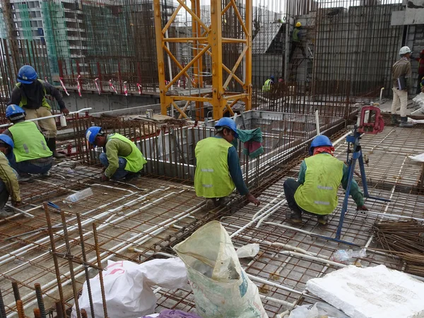 Kuala Lumpur Malaysia March 2017 建筑工人在建筑工地安装和制造楼板钢筋 钢筋用微小的金属丝绑在一起 — 图库照片