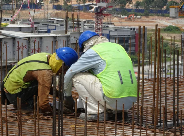 Kuala Lumpur Malaysia Maart 2017 Bouwvakkers Installeren Fabriceren Vloerplaatbetonstaal Bouwplaats — Stockfoto