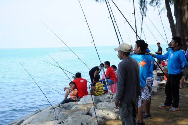 PORT DICKSON, MALAYSIA - 28 NİSAN 2017: balıkçılar Port Dickson Sahili 'nde balık tutuyor. Farklı türde olta ve yem kullanıyorlar.