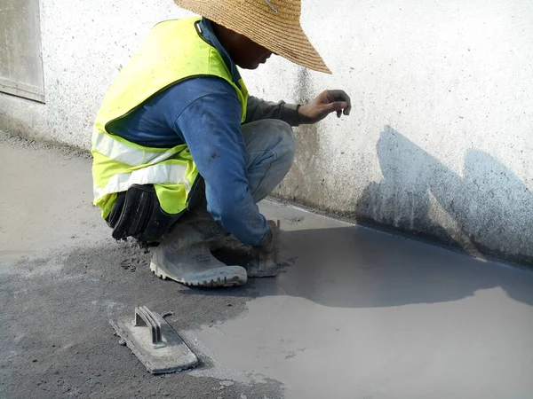 Jasin Malaysia September 2016 Byggnadsarbetare Jämnar Våt Cement Som Golvbeläggningar — Stockfoto