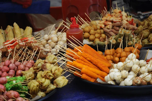 Salsicce Alcuni Alimenti Trasformati Sono Beccati Con Spiedini Serviti — Foto Stock